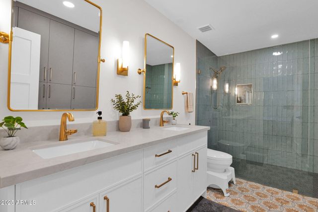 4834 E EARLL Drive E, Phoenix, AZ 85018