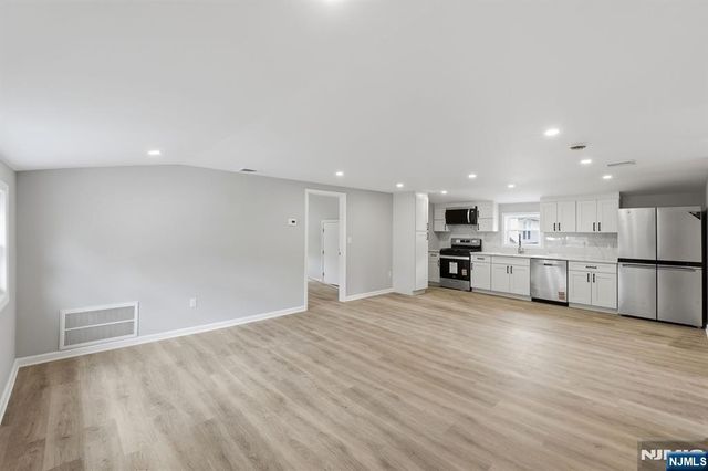 341 Diamond Bridge Avenue 2, Hawthorne, NJ 07506