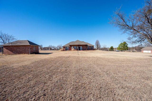 900 S Spring Lane, Blanchard, OK 73010