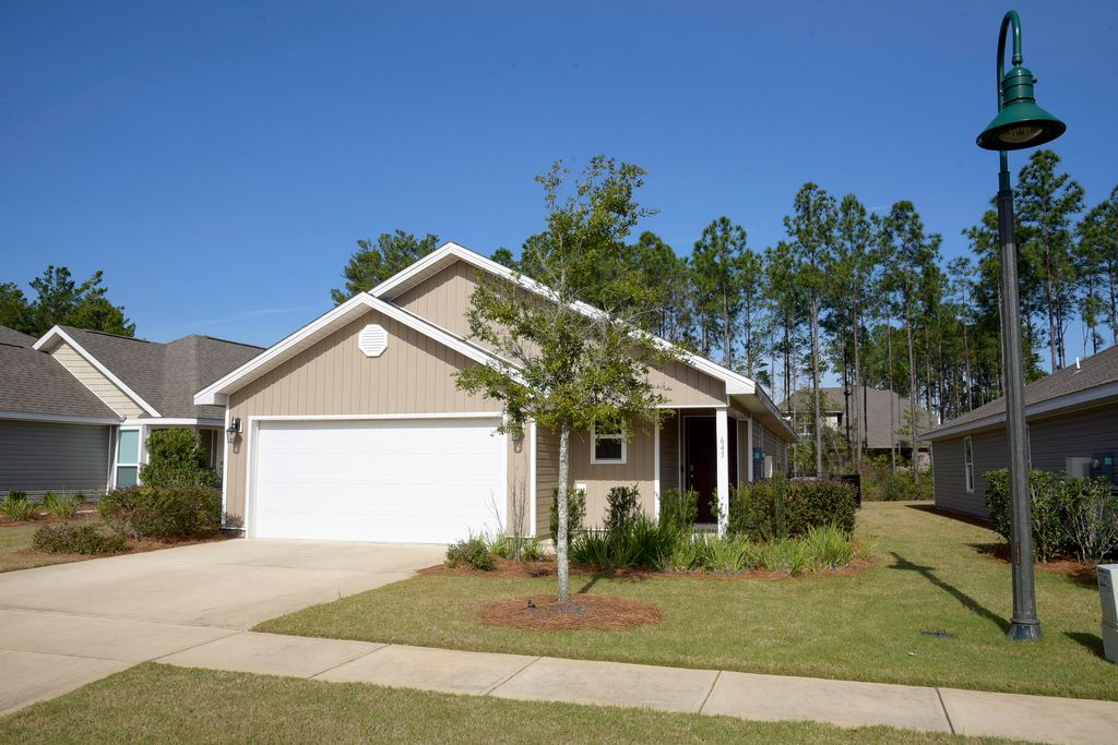 643 Earl Godwin Road, Freeport, FL 32439