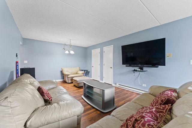 242 Klein Creek Court 1A, Carol Stream, IL 60188