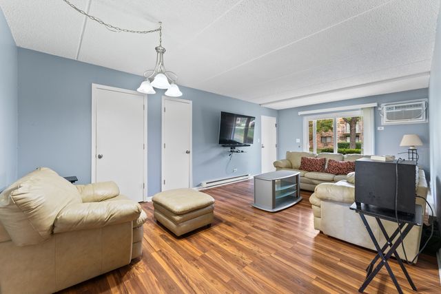 242 Klein Creek Court 1A, Carol Stream, IL 60188