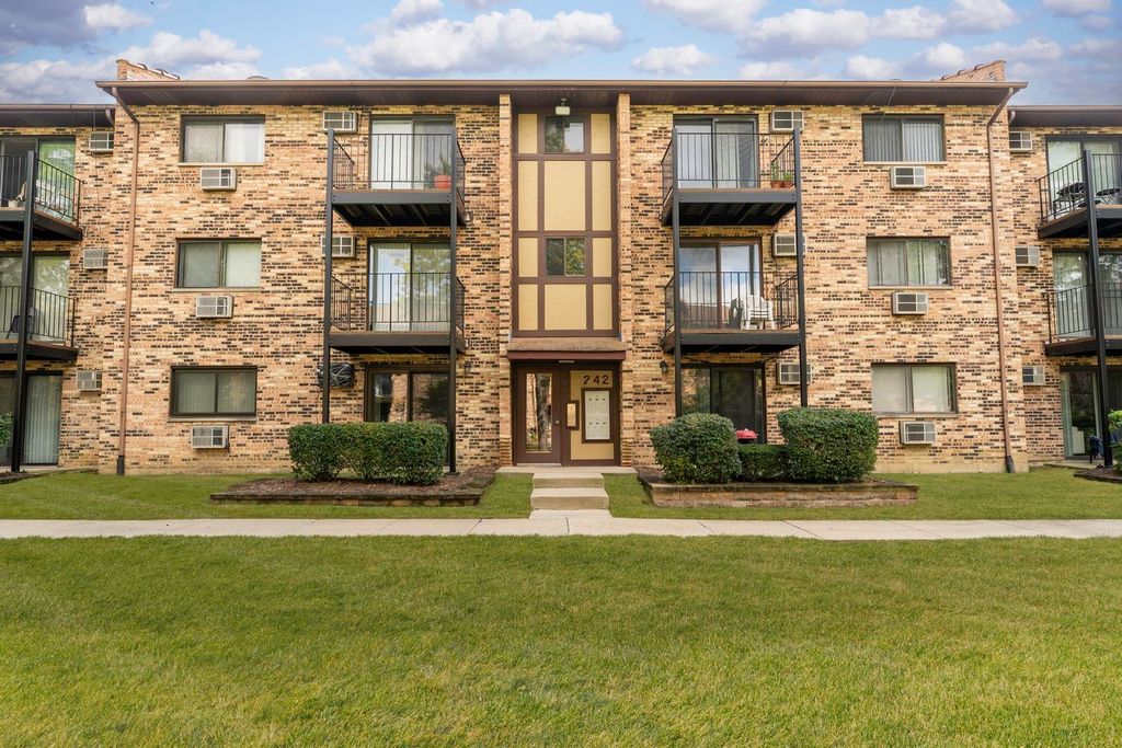242 Klein Creek Court 1A, Carol Stream, IL 60188