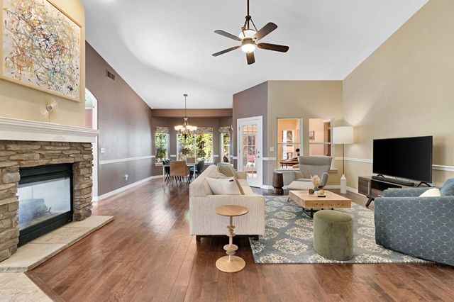 1828 N Orangewood Avenue, Clovis, CA 93619
