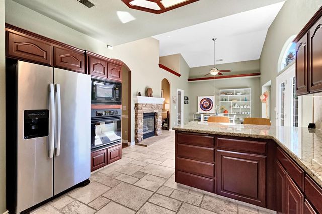1828 N Orangewood Avenue, Clovis, CA 93619