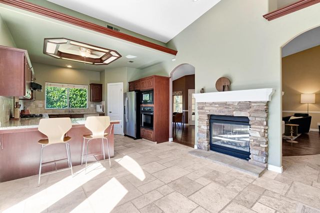 1828 N Orangewood Avenue, Clovis, CA 93619