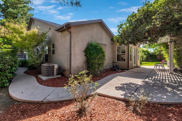 1828 N Orangewood Avenue, Clovis, CA 93619