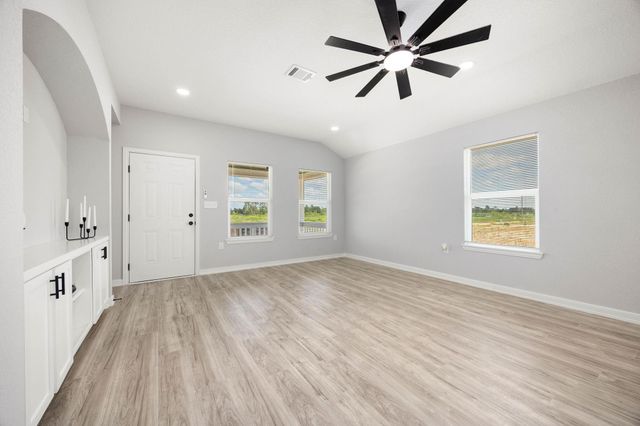 87 Road 592004, Cleveland, TX 77327