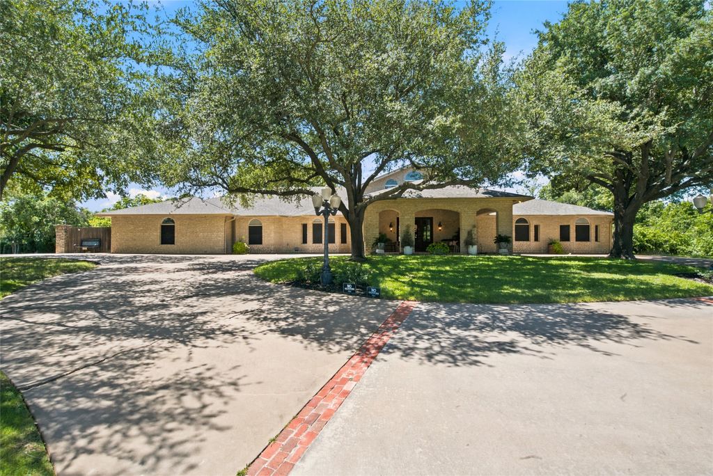 2749 Summit Avenue, Stephenville, TX 76401