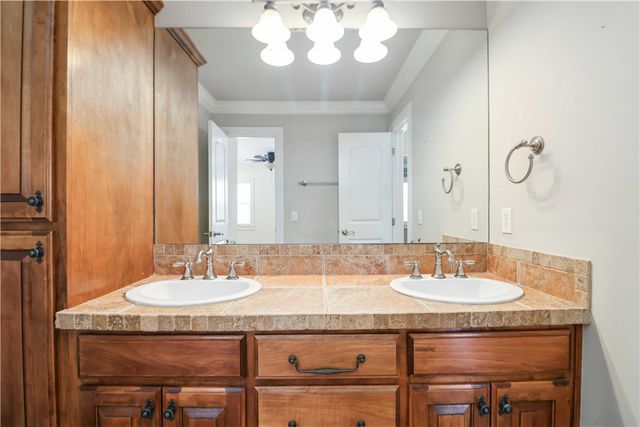 645 N Riding Ridge Lane, Fayetteville, AR 72704