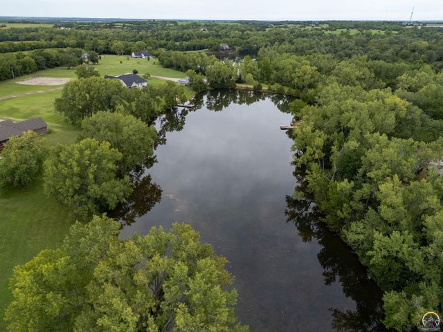 2040 SW Cottonwood LN, Topeka, KS 66615