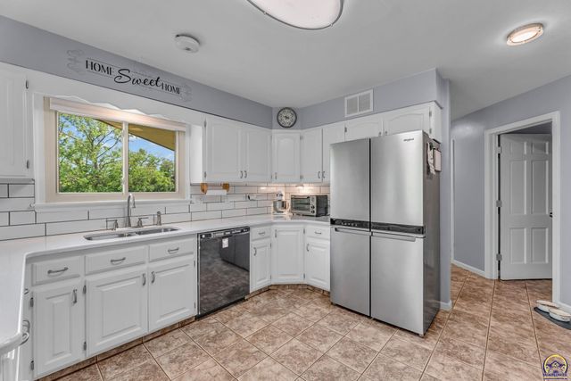 2040 SW Cottonwood LN, Topeka, KS 66615