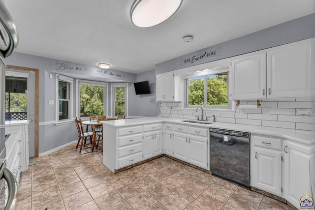 2040 SW Cottonwood LN, Topeka, KS 66615