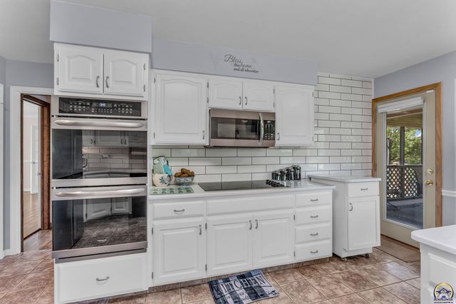 2040 SW Cottonwood LN, Topeka, KS 66615