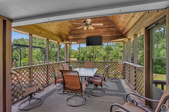 2040 SW Cottonwood LN, Topeka, KS 66615