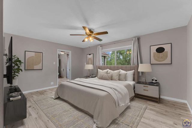 2040 SW Cottonwood LN, Topeka, KS 66615