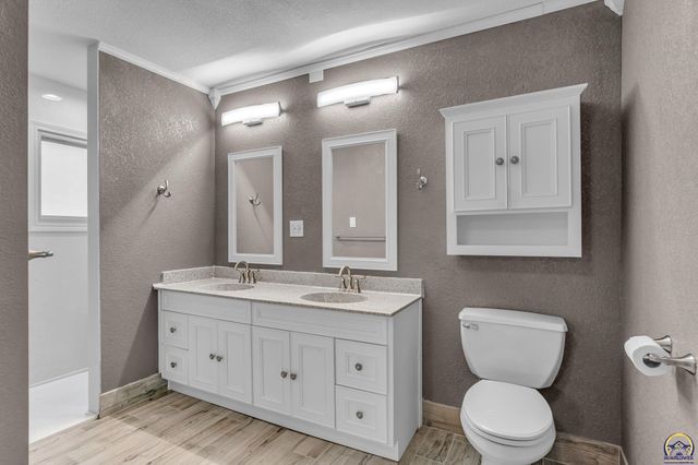 2040 SW Cottonwood LN, Topeka, KS 66615