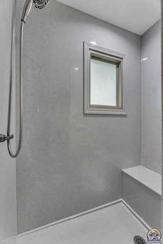 2040 SW Cottonwood LN, Topeka, KS 66615