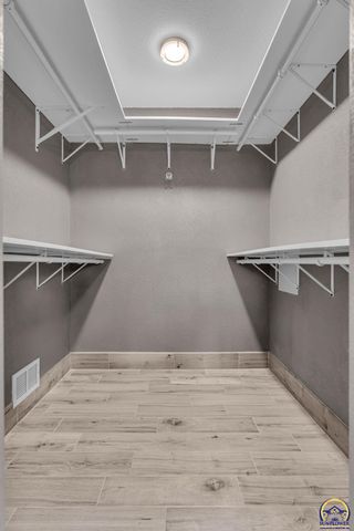 2040 SW Cottonwood LN, Topeka, KS 66615