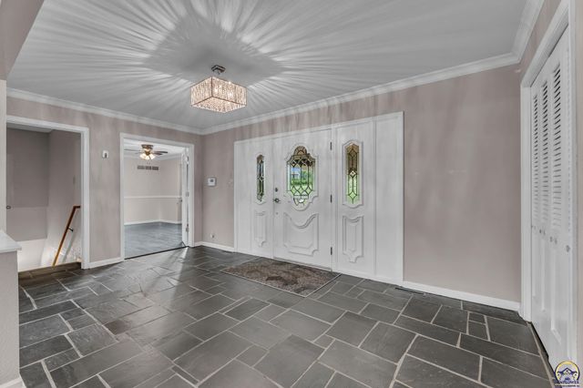 2040 SW Cottonwood LN, Topeka, KS 66615