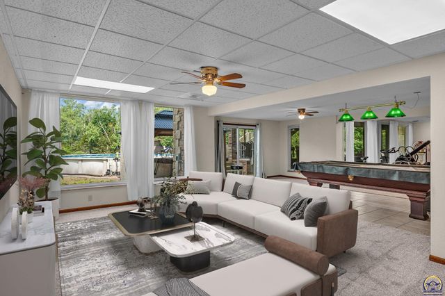 2040 SW Cottonwood LN, Topeka, KS 66615