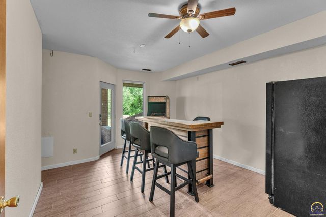 2040 SW Cottonwood LN, Topeka, KS 66615