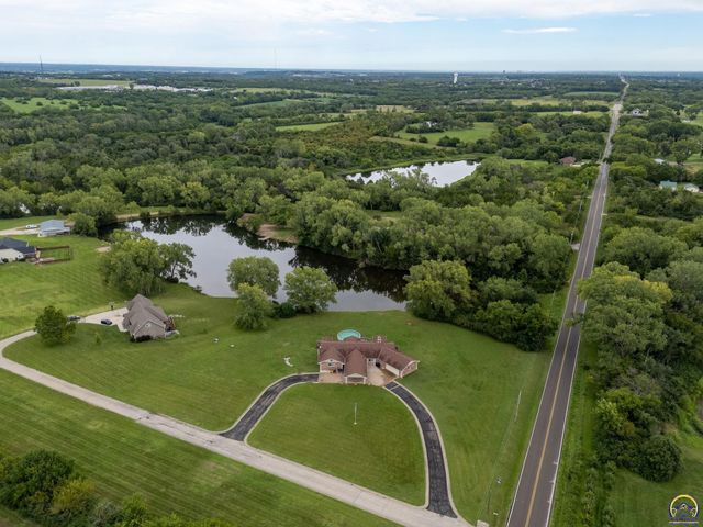 2040 SW Cottonwood LN, Topeka, KS 66615