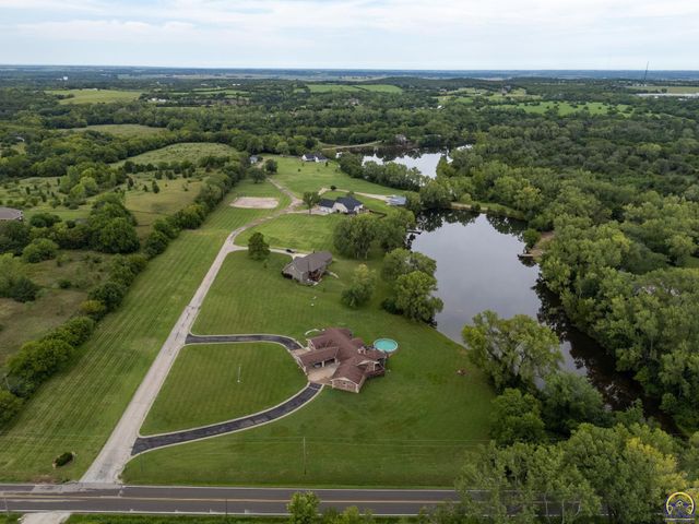 2040 SW Cottonwood LN, Topeka, KS 66615