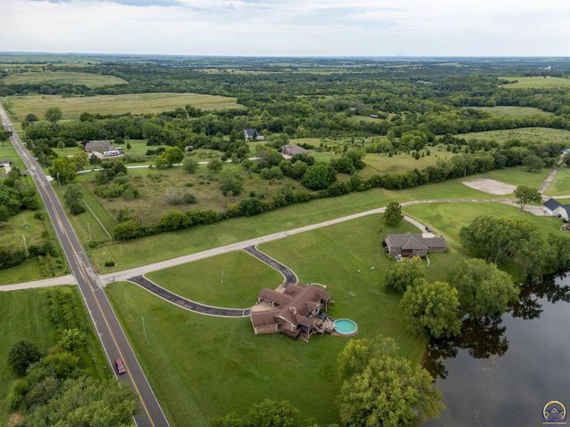 2040 SW Cottonwood LN, Topeka, KS 66615