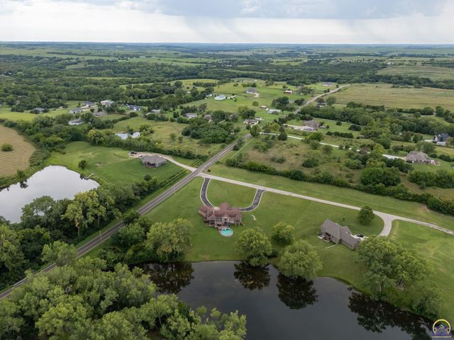 2040 SW Cottonwood LN, Topeka, KS 66615