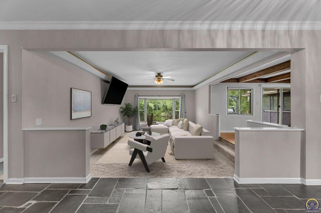 2040 SW Cottonwood LN, Topeka, KS 66615