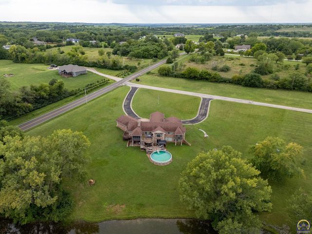 2040 SW Cottonwood LN, Topeka, KS 66615