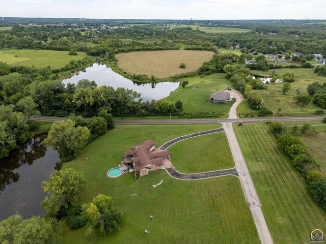 2040 SW Cottonwood LN, Topeka, KS 66615