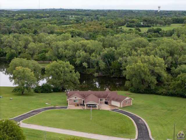 2040 SW Cottonwood LN, Topeka, KS 66615