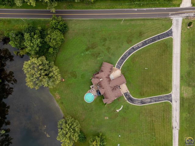 2040 SW Cottonwood LN, Topeka, KS 66615