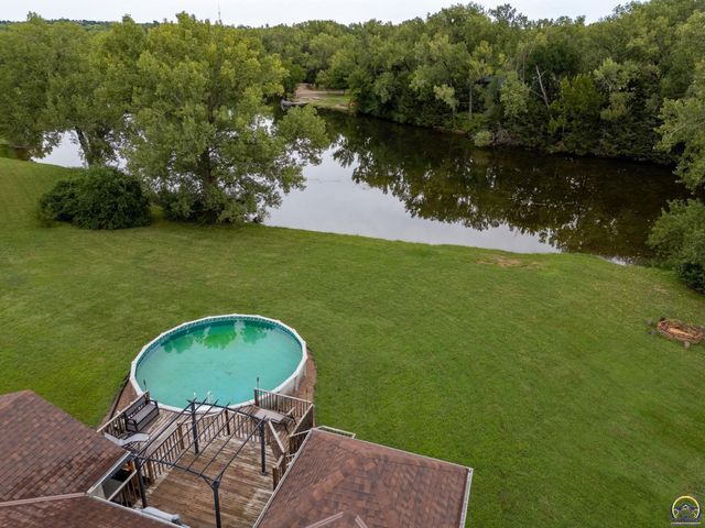 2040 SW Cottonwood LN, Topeka, KS 66615