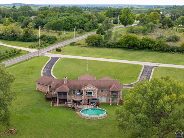 2040 SW Cottonwood LN, Topeka, KS 66615