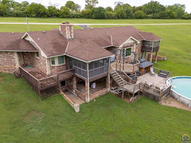 2040 SW Cottonwood LN, Topeka, KS 66615