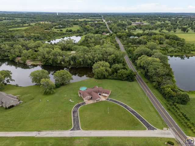 2040 SW Cottonwood LN, Topeka, KS 66615