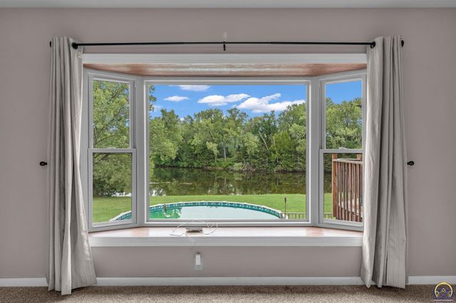 2040 SW Cottonwood LN, Topeka, KS 66615