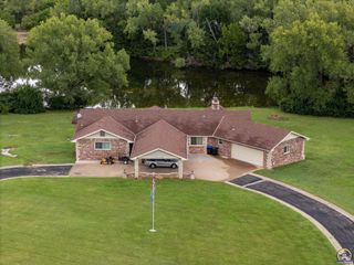 2040 SW Cottonwood LN, Topeka, KS 66615