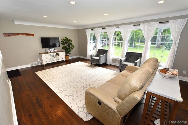 9497 Ellis Road, Clarkston, MI 48348