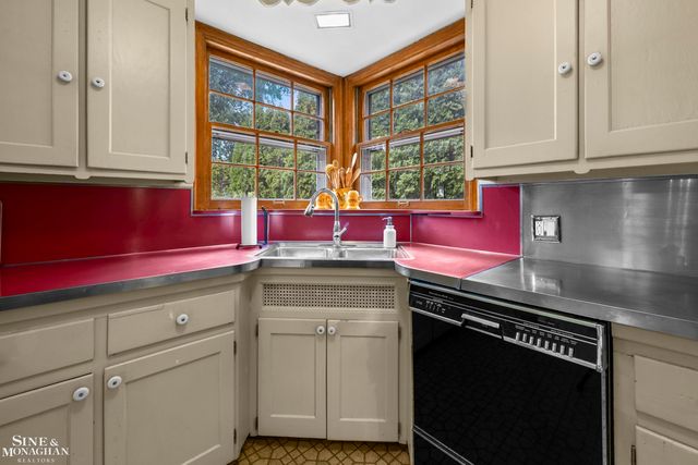470 Allard Road, Grosse Pointe Farms, MI 48236