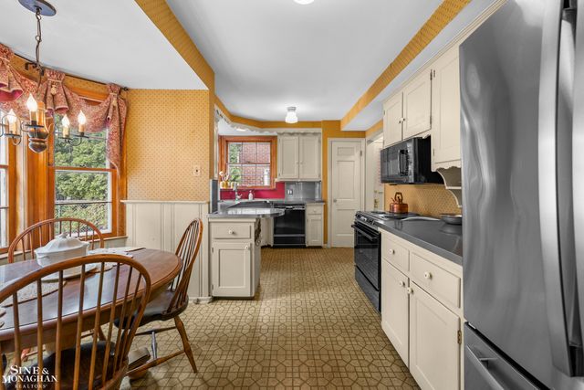 470 Allard Road, Grosse Pointe Farms, MI 48236