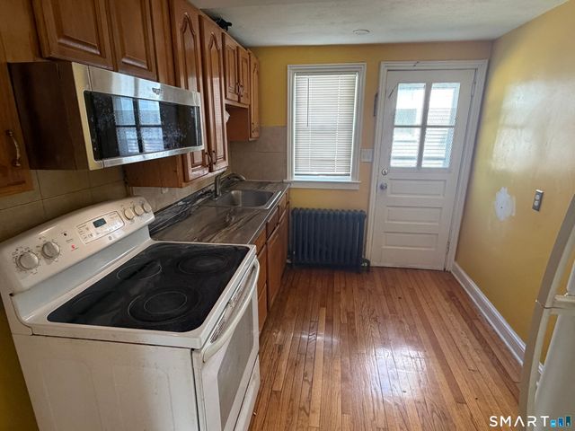 2 Barber Street, Windsor, CT 06095