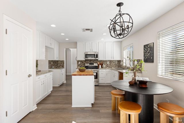 1620 Hickam Cir, Suisun City, CA 94585