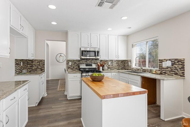 1620 Hickam Cir, Suisun City, CA 94585