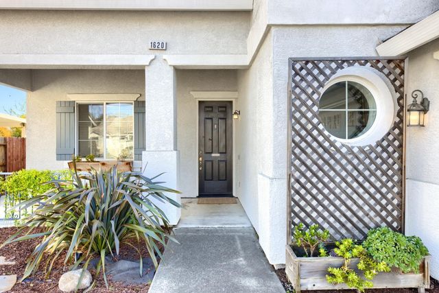 1620 Hickam Cir, Suisun City, CA 94585