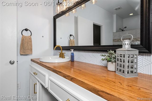 2275 Richwood Road, Auburn Hills, MI 48326