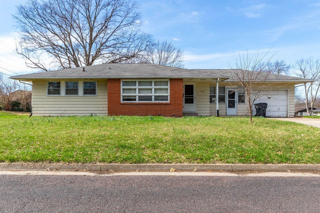 1909 BEAR CREEK DR, Columbia, MO 65202